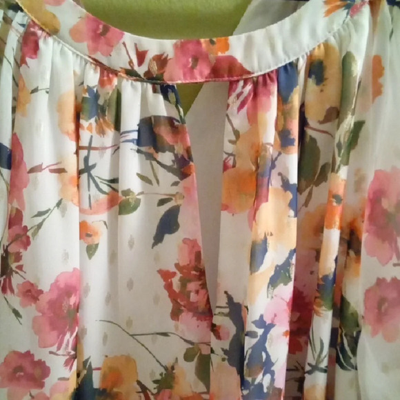 Womans 1X Vince Camuto Cream Flutter Sleeve Blouse with Ruffled Lightweight - Picture 3 of 4